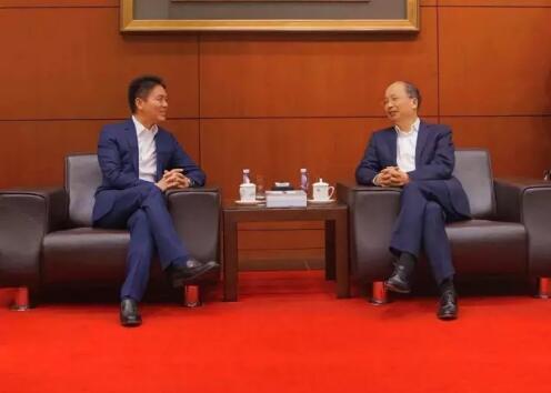 中國(guó)工商銀行董事長(zhǎng)易會(huì)滿(mǎn)和京東集團(tuán)董事局主席兼首席執(zhí)行官劉強(qiáng)東見(jiàn)證了雙方合作協(xié)議的簽署。 