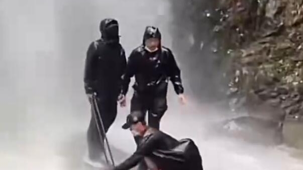 暴雨天打卡瀑布出什么片？ 警示教育片！