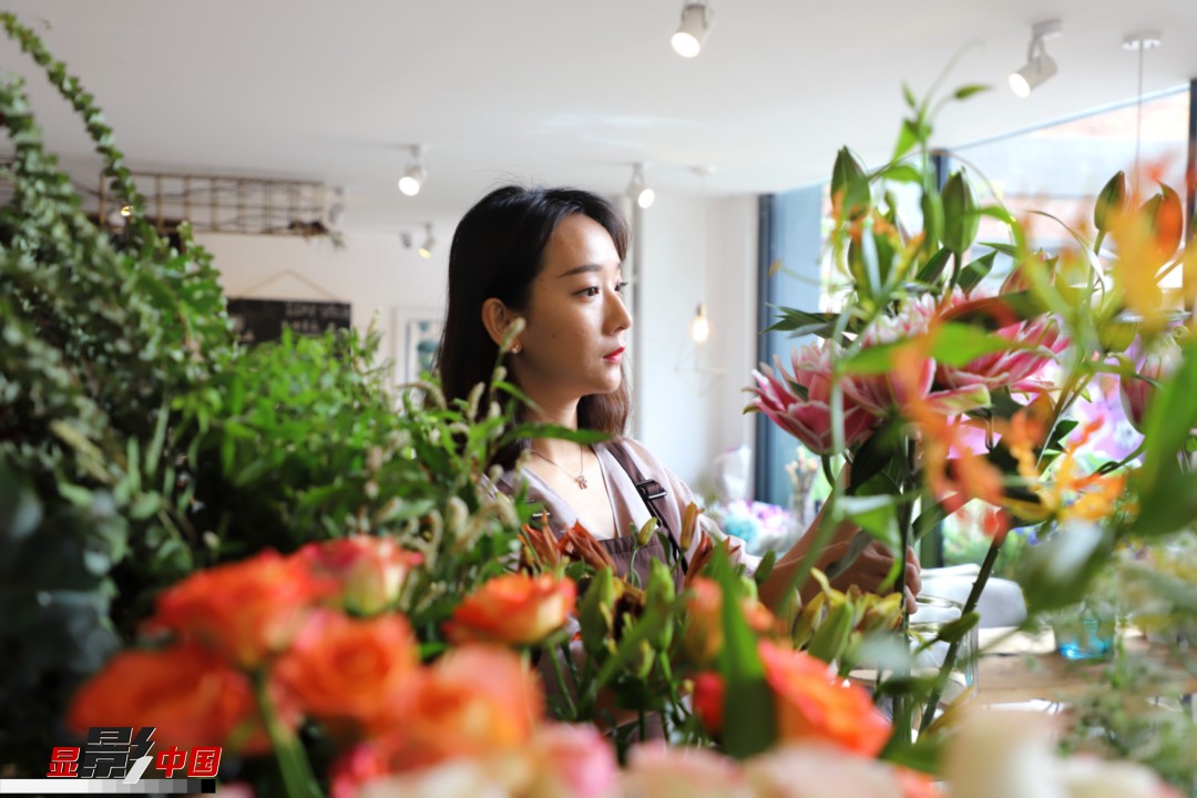 每天和花打交道是一個幸福的職業(yè)，但同時也充滿壓力和挑戰(zhàn)，“花在呈現(xiàn)給客人的那一瞬間是美好的，但前面的每一個步驟都是很辛苦的?！蓖趵桄抡f，花藝是最原始的手工藝產(chǎn)品，沒有辦法機(jī)械化、流程化和規(guī)?；仨氁秒p手一點點地賦予其生命和美感。圖為王黎媛在挑選制作花束的鮮花。新華網(wǎng) 周亞平/攝 念新洪/文